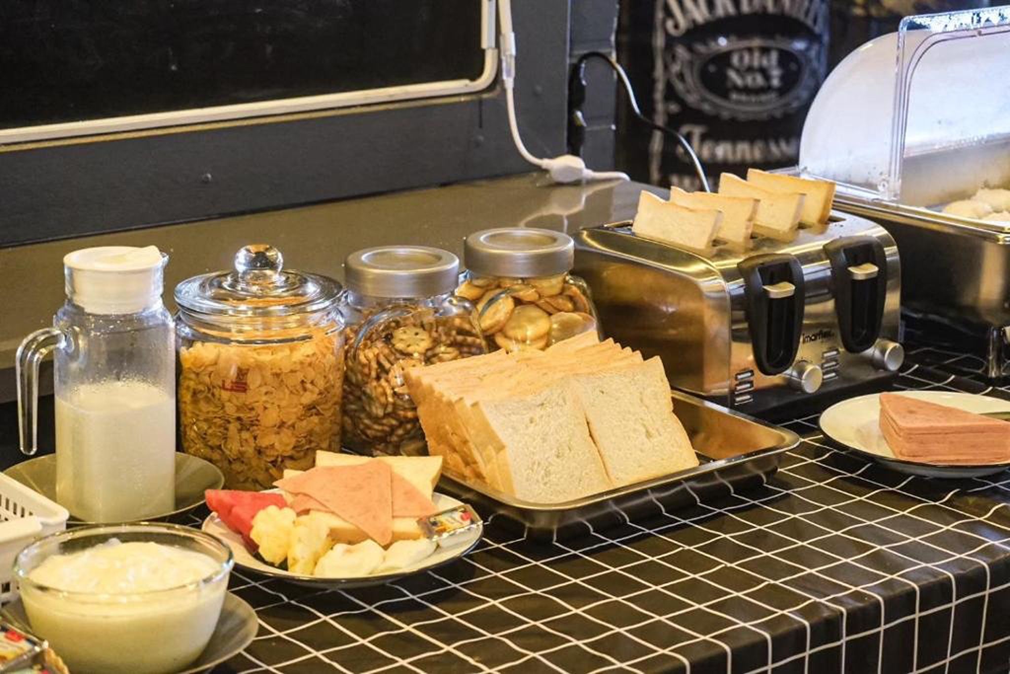 Un buffet della colazione con diversi cibi e condimenti.