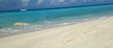 Plage, chaises longues, serviettes de plage