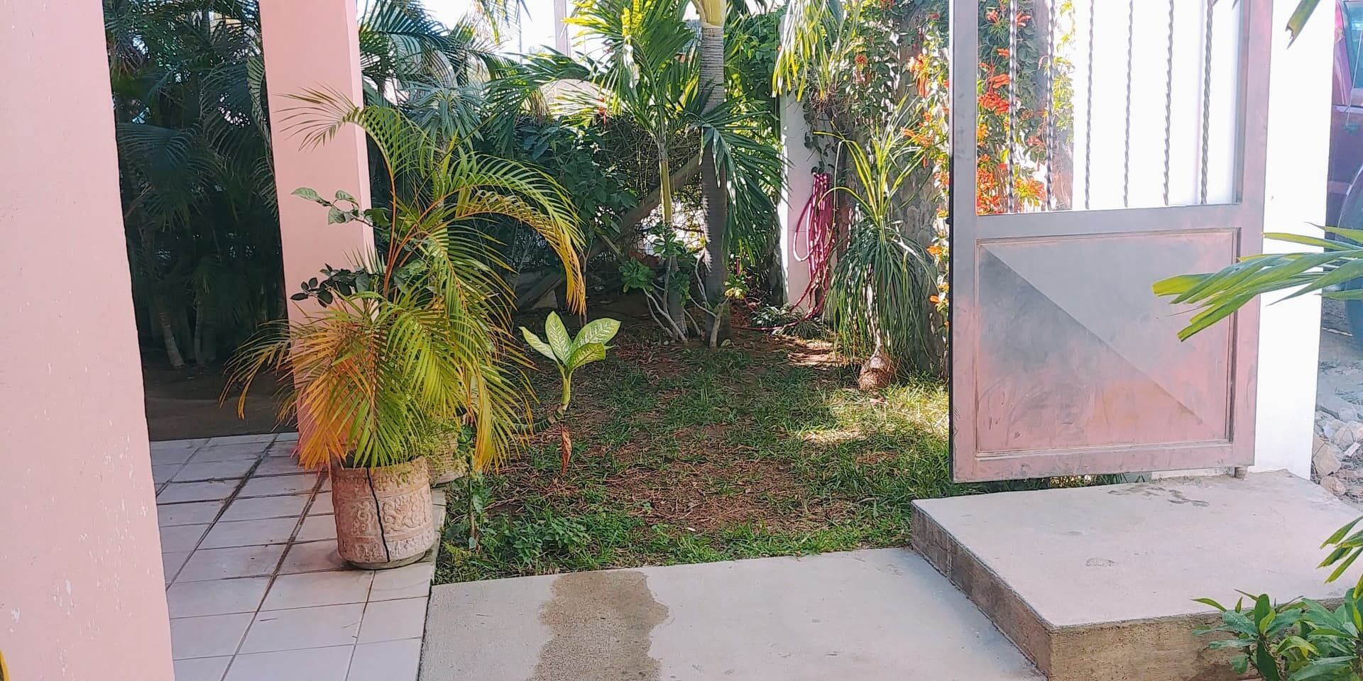 Bonita planta baja con 2 recamaras y un baño, jardín con asador y cochera .