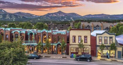 REMODELED Cozy Mountain Modern Ski-in 1 block to Heart of Breckenridge
Hot Tubs