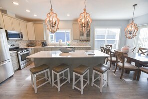 ثلاجة، ميكروويف، موقد طهي مسطح، غسالة  أطباق