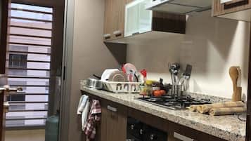 Frigorifero, microonde, forno, piano cottura