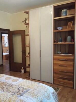 2 habitaciones, escritorio y acceso para silla de ruedas 