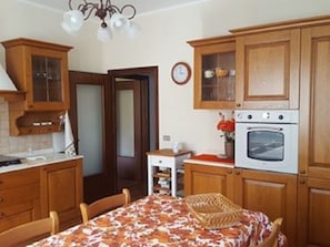 Geladeira, fogão, cooktop, cafeteira/chaleira