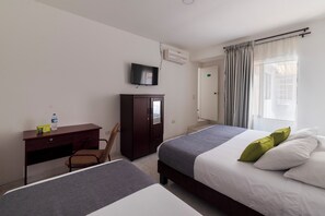 Ropa de cama hipoalergénica, escritorio, wifi gratis y ropa de cama
