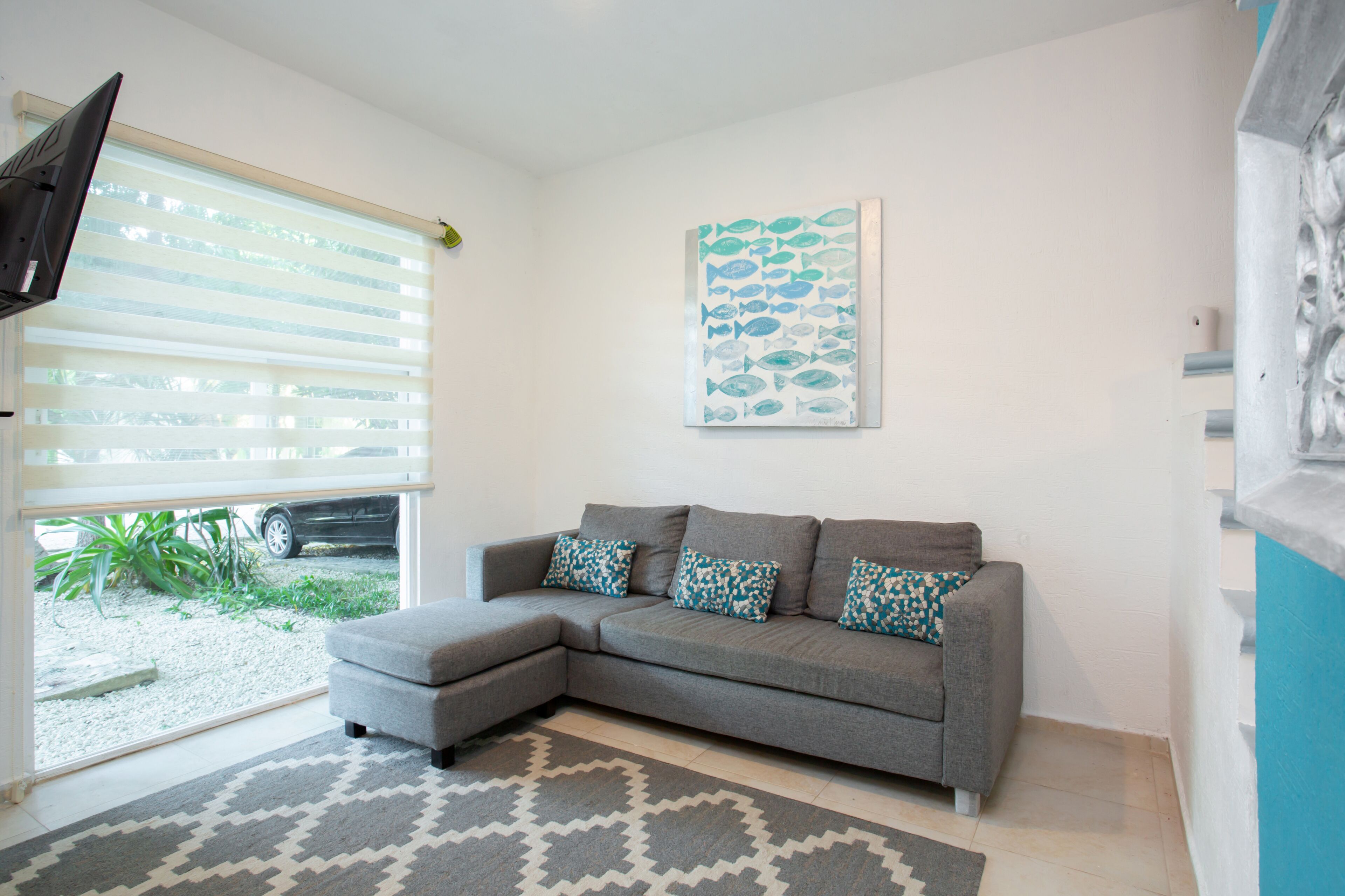 Safefamiliar residential house W/pool, 10 min drive of beach, 12 min drive 5 ave