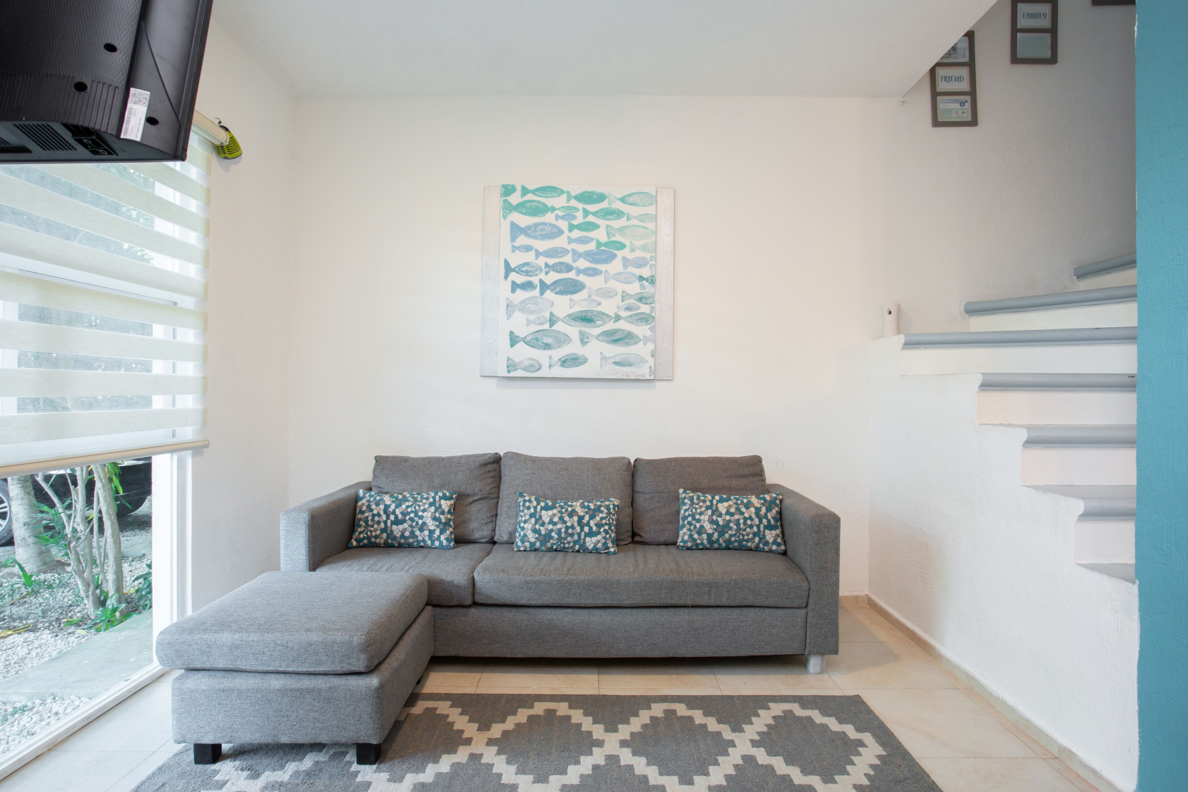 Safefamiliar residential house W/pool, 10 min drive of beach, 12 min drive 5 ave