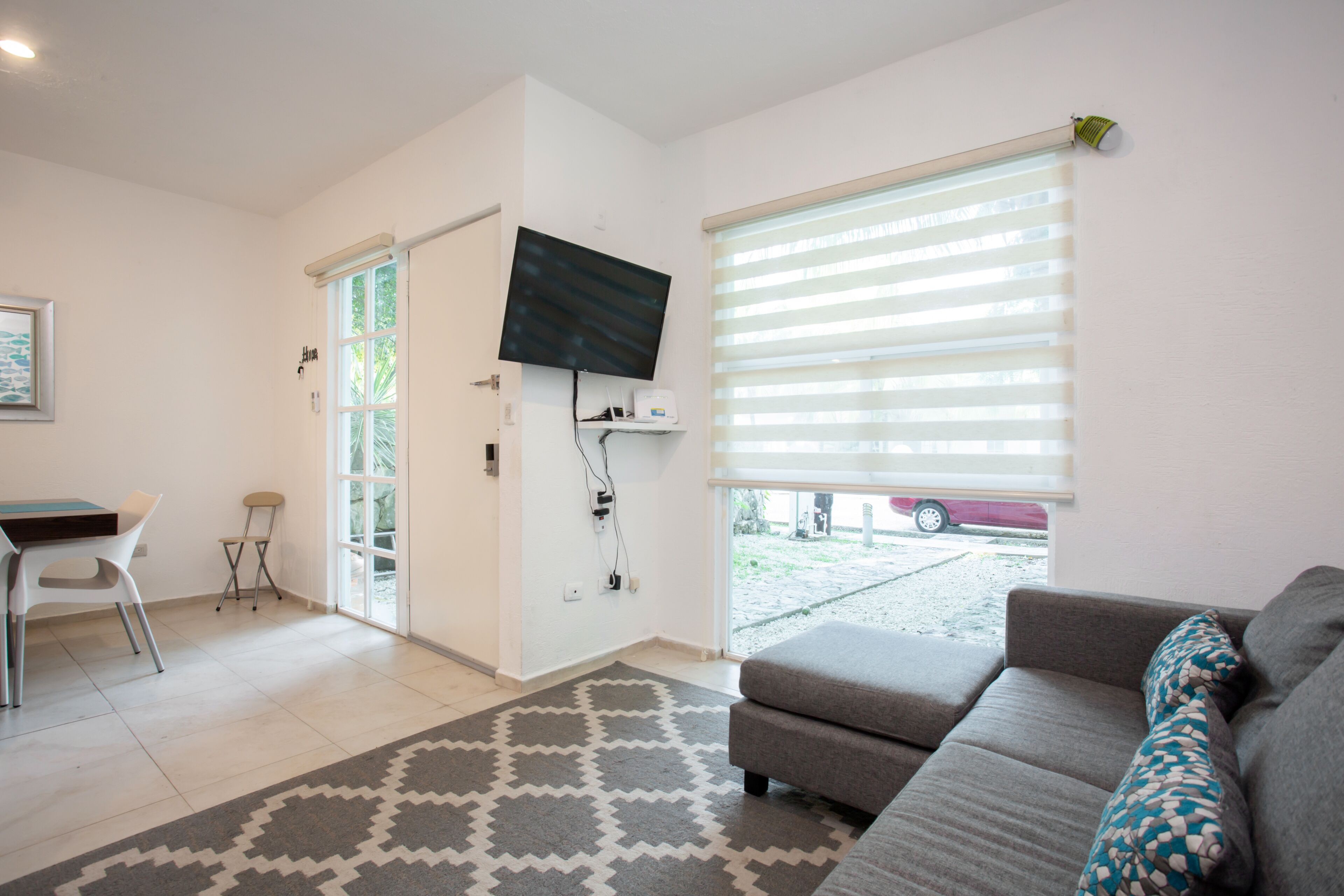 Safefamiliar residential house W/pool, 10 min drive of beach, 12 min drive 5 ave