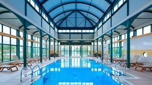 Indoor pool, outdoor pool - Villa in mariott Village, ile de France, 5min from Disney Land Paris (Bailly-Romainvilliers)