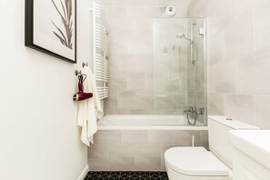 Badekar, hårføner og håndklær