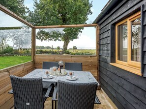 Outdoor dining - 2 bedroom accommodation in Skeyton, near North Walsham (Skeyton, near North Walsham)