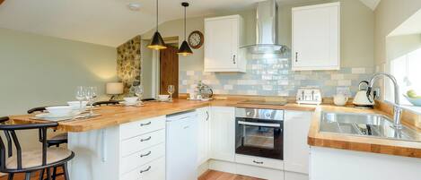 Lave-vaisselle, batterie de cuisine, vaisselle et ustensiles