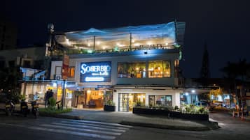 住宿正面 (夜晚)
