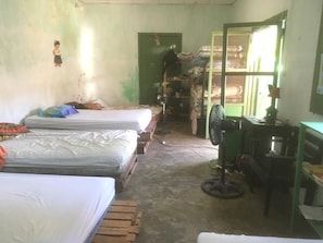 Habitación básica, dormitorio mixto (8 beds) | Wifi gratis y ropa de cama