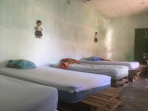 Habitación básica, dormitorio mixto (8 beds) | Wifi gratis y ropa de cama