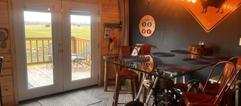 Peaceful country stay with fresh chicken eggs and kitty snuggles!