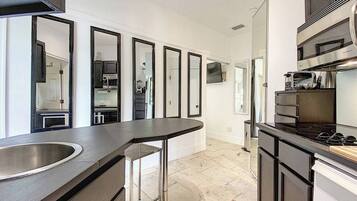 冰箱、微波炉、烤箱、炉灶