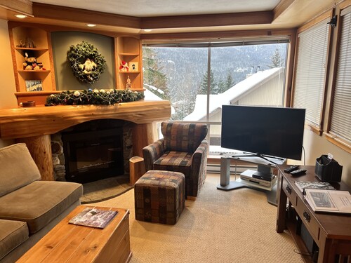 Whistler Creekside Townhome - 3BR - Ski in/Ski Out - Private Outdoor Hot Tub