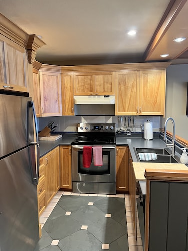 Whistler Creekside Townhome - 3BR - Ski in/Ski Out - Private Outdoor Hot Tub