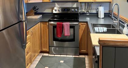 Whistler Creekside Townhome - 3BR - Ski in/Ski Out - Private Outdoor Hot Tub