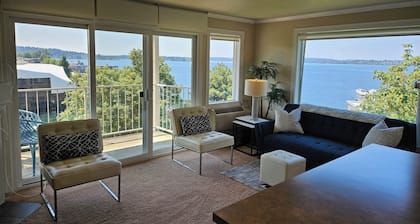 Relaxing View and Walking Distance to downtown Kirkland! Easy freeway access.