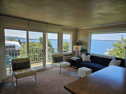 Relaxing View and Walking Distance to downtown Kirkland! Easy freeway access.