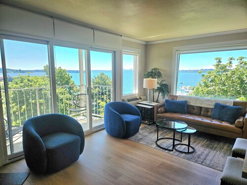 Relaxing View and Walking Distance to downtown Kirkland! Easy freeway access.