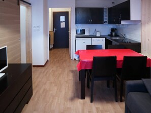 Dining - Modern 2-Room Apt for 6 with Pool, Sauna, Hammam, Near Slopes (Les Orres)