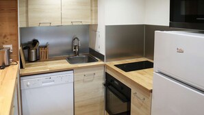 Private kitchen - Ski-in/ski-out apartment for 6, balcony, near daycare (Les Orres)