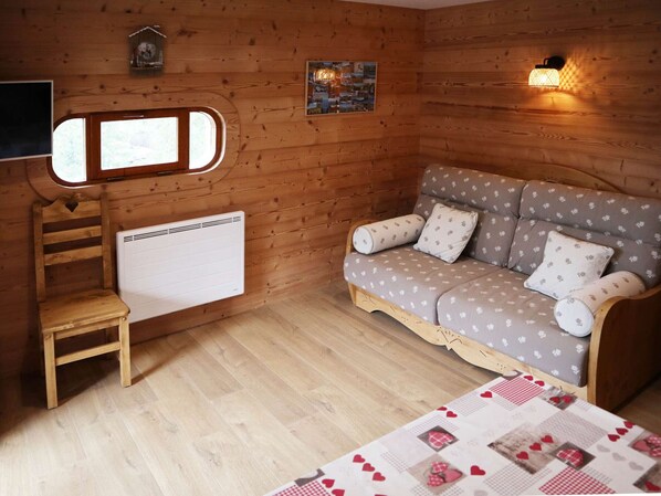 TV - Ski-in/ski-out apartment for 6, balcony, near daycare (Les Orres)