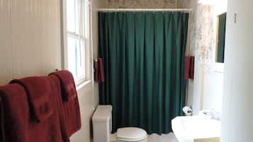 Combined shower/bathtub, towels, soap, shampoo