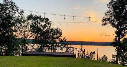 RIVERTON LAKESIDE COTTAGE ON PICKWICK LAKE