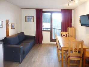 TV - Central studio for 4/6, slope access, balcony, pets allowed (Les Orres)
