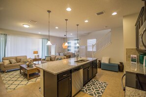 Appartamento, letti multipli (9039 Windsor at Westside) | Cucina privata | Frigorifero, microonde, piano cottura, lavastoviglie