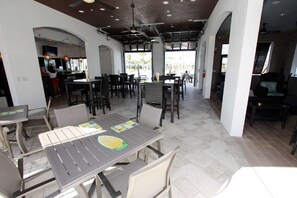 Apartment, Mehrere Betten (9039 Windsor at Westside) | Restaurant