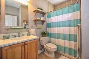 Apartamento, várias camas (555 Little Harbor) | Banheiro | Chuveiro/banheira combinados, secador de cabelo