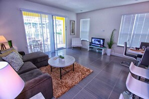 Appartement, plusieurs lits (1527 Dream) | Salle de séjour | Télévision à écran plat, Netflix, lecteur de DVD, services de streaming