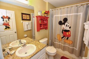 Departamento, varias camas (2582 Windsor Hills) | Baño | Tina con regadera, tina de hidromasaje, amenidades de baño gratuitas 