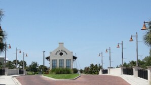 Um edifício moderno com um elemento circular central e o nome "LITTLE HARBOR" na fachada.