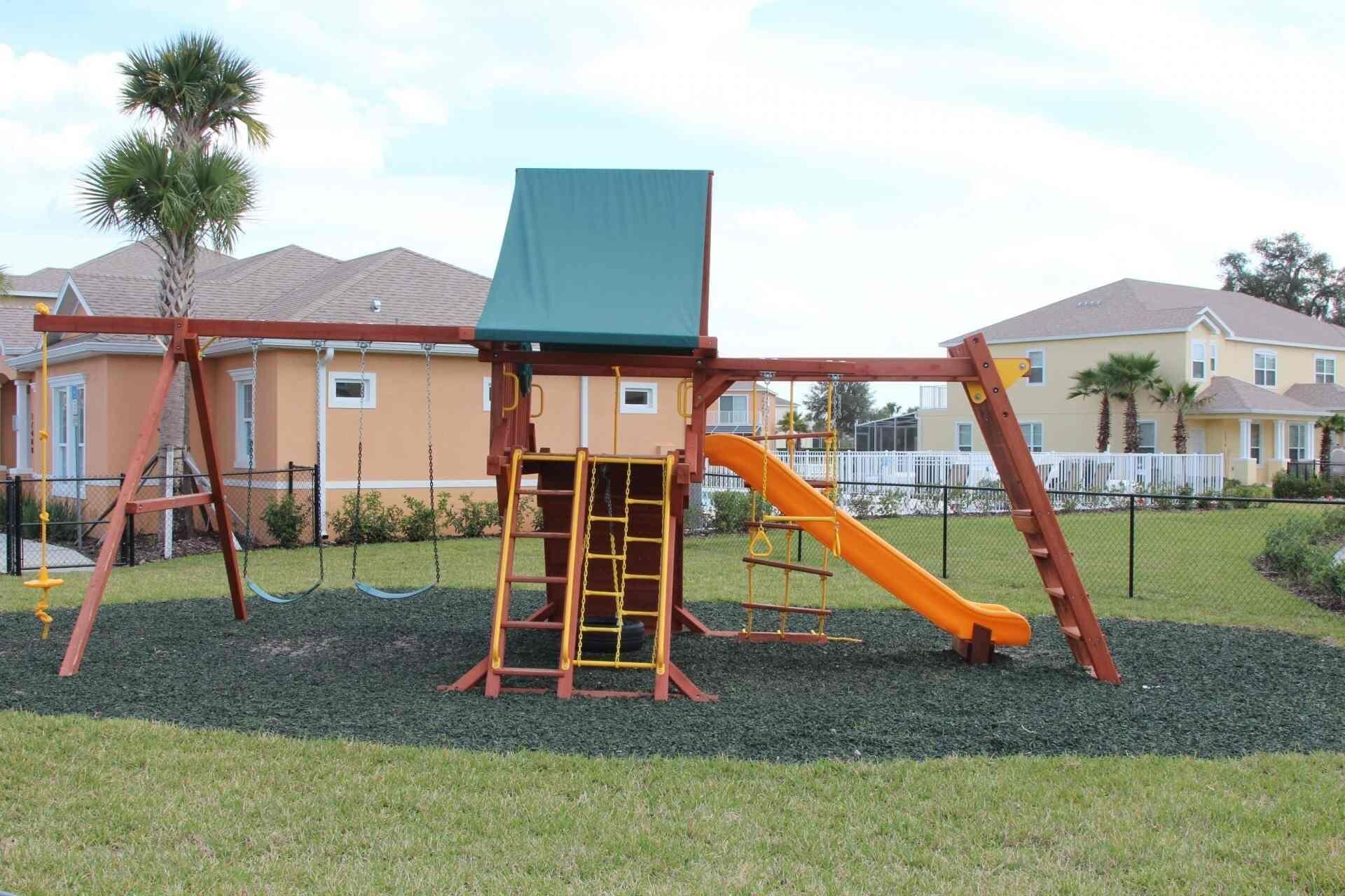 Un parque infantil con columpios, tobogán y estructura para escalar.