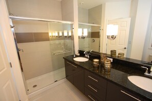 Departamento, varias camas (17517 Dream) | Baño | Amenidades de baño gratuitas y secadora de cabello 