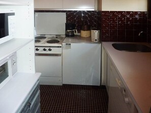 Een microgolfoven, een oven, een vaatwasser