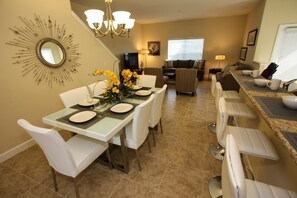 Huoneisto, useita sänkyjä (3041 Paradise Palms) | Yksityinen keittiö | Jääkaappi, mikroaaltouuni, liesi, astianpesukone