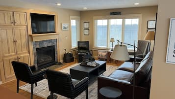 TV, fireplace