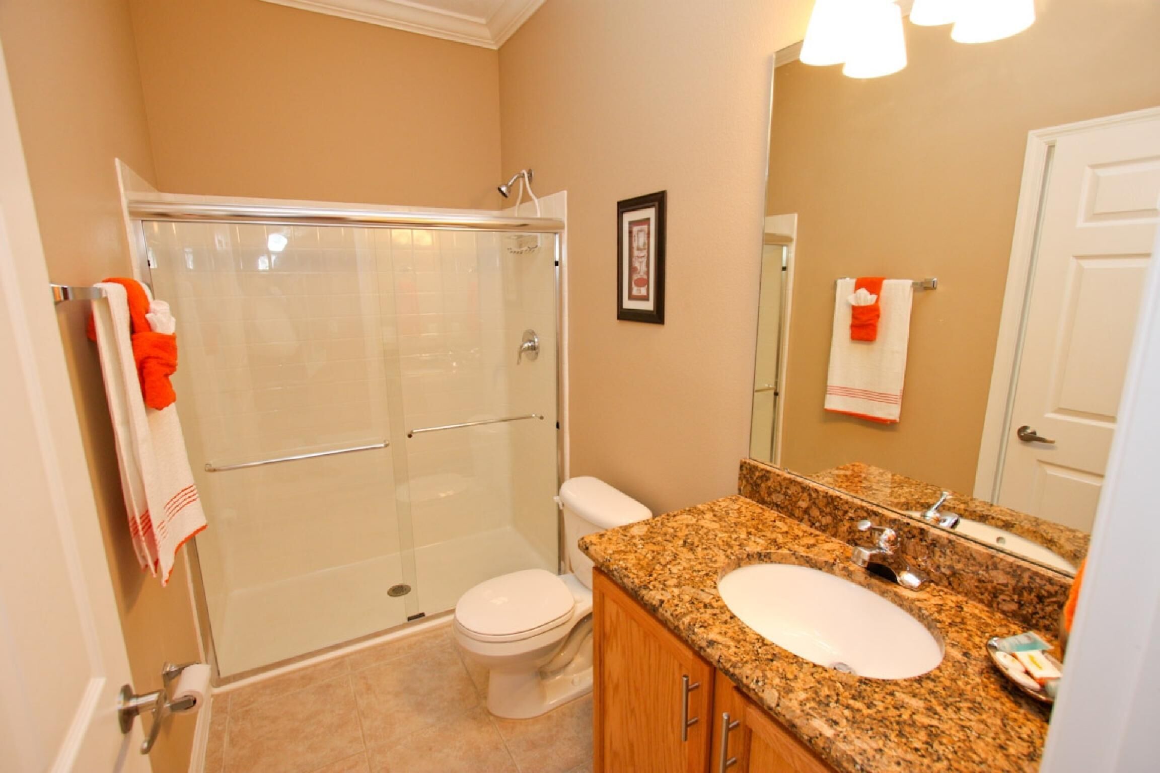 Un baño con ducha, inodoro y lavabo.