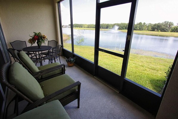 Apartment, Mehrere Betten (2633 Trafalgar Village) | Wohnzimmer | Fernseher, DVD-Player