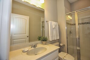 Departamento, varias camas (4201 Solterra) | Baño | Tina con regadera y secadora de cabello 