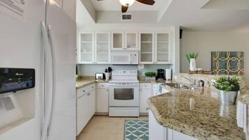 單棟房屋, 多張床 (437 Little Harbor) | 私人廚房 | 雪櫃、微波爐、爐具、洗碗機