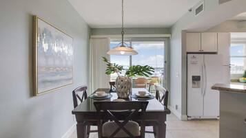 單棟房屋, 多張床 (437 Little Harbor) | 私人廚房 | 雪櫃、微波爐、爐具、洗碗機