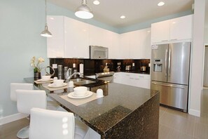 Casa, várias camas (1507 Dream) | Cozinha privada | Geladeira, micro-ondas, cooktop, lava-louças